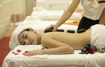 Massage thải độc cơ thể với đá nóng