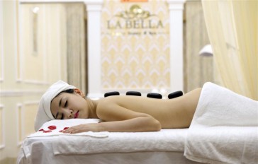 Massage thải độc cơ thể với đá nóng